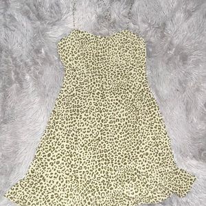 Mid size dress , with cheetah print. Very cute for the for the spring!